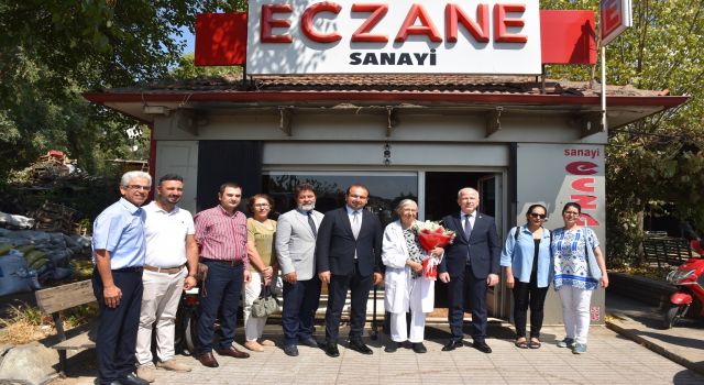 İl Sağlık Müdürü Şenkul, mesleğinde 50 yılını dolduran eczacıyı onurlandırdı