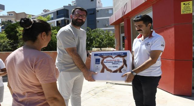 Kuşadası Belediyesi'nden gıda kolisi desteği