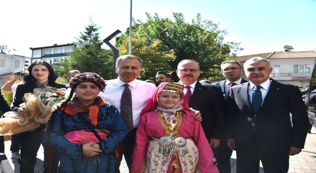 Bakan Yerlikaya'ya Aydın'da vatandaşlardan yoğun ilgi