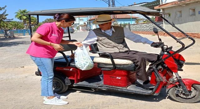 Germencik Belediyesi, vatandaşlara 2 kamyon karpuz dağıttı