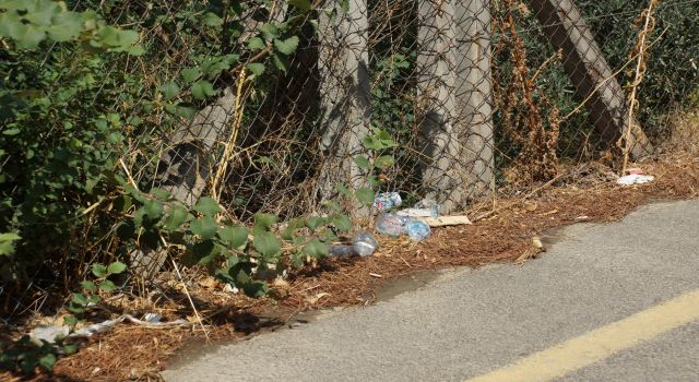 Kızılcaköy Mahallesi'nde yol kenarına atılan çöplere mahalle haklından tepki