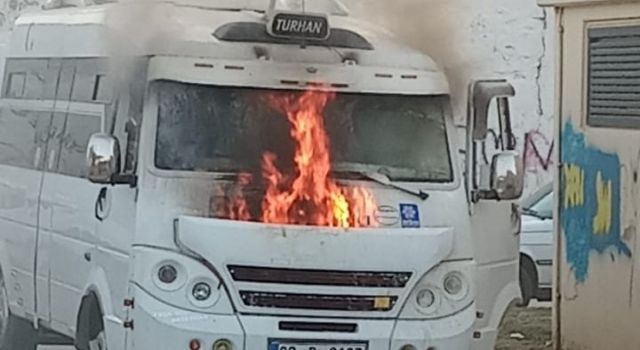 Park halindeki servis minibüsünde yangın 