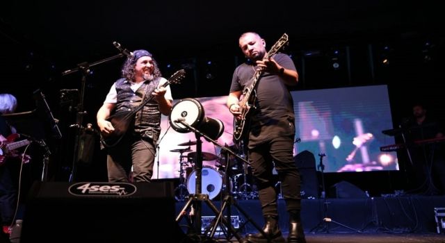 Kuşadası Sokak Festivali'nin ilk gününde Necati ve Saykolar rüzgarı esti