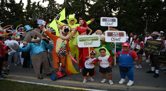 Uluslararası Kuşadası Sokak Festivali'nin açılışı Rio karnavalını aratmadı