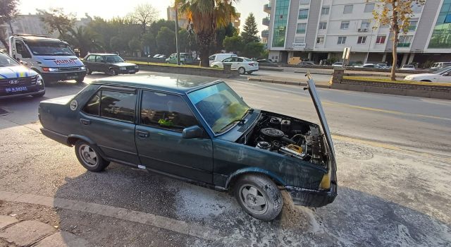 Seyir halindeki otomobildeki yangını itfaiye söndürdü