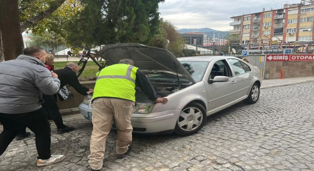 Araçtan bir anda dumanlar yükseldi, şoförün imdadına vatandaşlar koştu