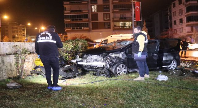 Kavşağa süratli giren otomobil anıt duvarına çarptı: 1 ölü, 1 ağır yaralı