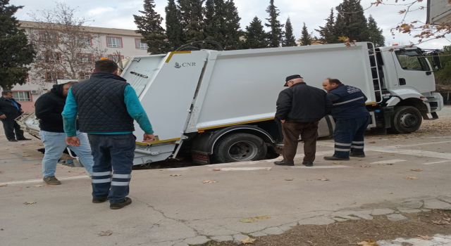 Okuldaki basketbol sahası çöktü, çöp kamyonu çukura düştü