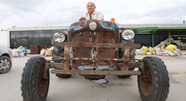 Aydınlı fabrikatör, parasızlıktan değil hatırasından dolayı 66 yıllık traktörü kullanıyor