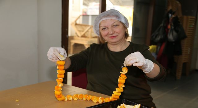 Efeler'in simgesi turunçlar çürümeye terk edildi