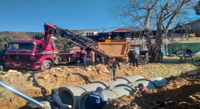 Karacasu'da beton büzler yer altına indirildi
