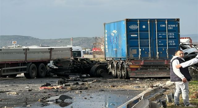 Karşı şeride geçen tır üç araca çarptı: 1 ölü, 1 yaralı