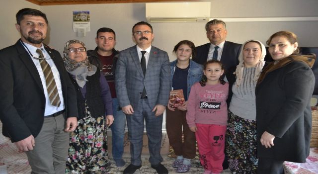 Kaymakam Ateş, öğrencilerin evlerine misafir oldu