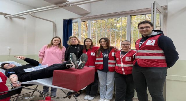 Liseli gençler kan bağışına dikkat çekti