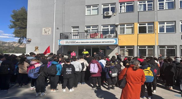 Trafik ekipleri, öğrenciler ile birlikte yaya önceliğine dikkat çekti