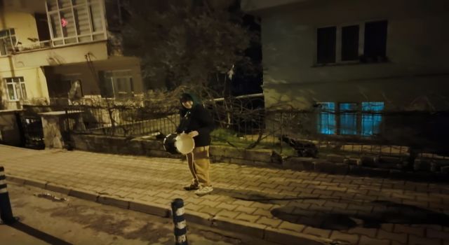 12 yaşındaki Mustafa, Ramazan davulculuğu geleneğini sürdürüyor 