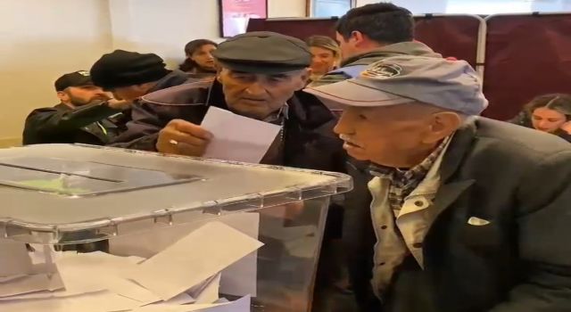 96 Yaşındaki İki Kardeş Sandık Başında: “Memleket İçin Geldik”