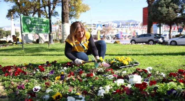 Başkan Çerçioğlu kadınlar ile ele ele veriyor, Aydın rengarenk çiçekler ile süsleniyor 