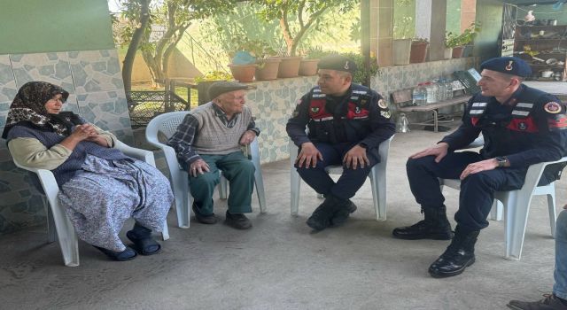 Çine'de jandarma ekipleri şehit ailelerini unutmadı