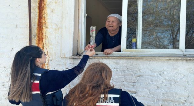 Jandarma yaşlı çınarları unutmadı