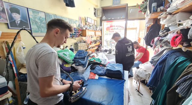 Kuşadası'nda berberler ve terziler sabaha kadar çalıştı