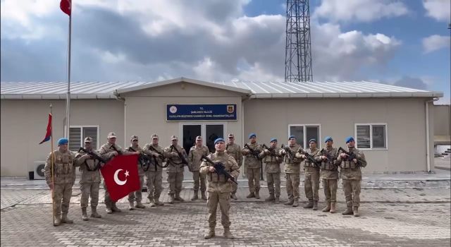 Mehmetçikler için örülen atkılar kalpleri de ısıttı 