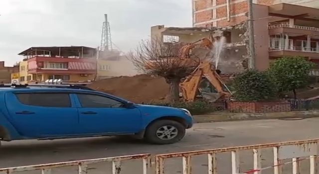 Nazilli’de Toprak Kaymasının Ardından Hasarlı Bina Yıkılıyor