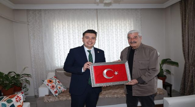 Kaymakam Gündoğdu şehit ailelerine Türk Bayrağı takdim etti