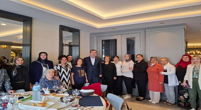 "AK Parti'den Anneler Günü'nde Anlamlı Buluşma"