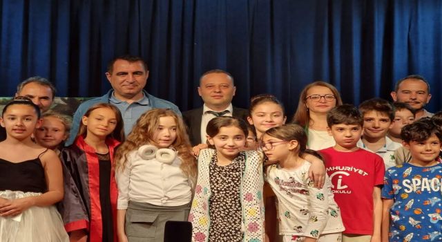 Cumhuriyet İlkokulu Öğrencilerinden “Bu Masal Bizim” Tiyatro Gösterisi Büyük Beğeni Topladı