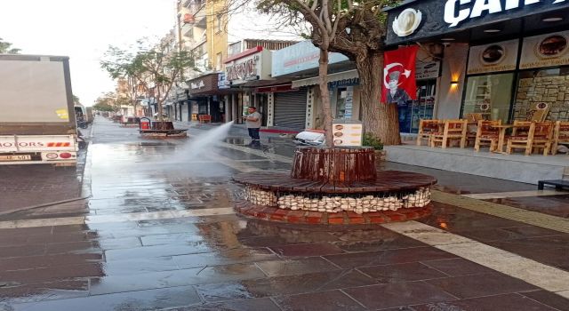 Didim'de caddeler köpükle temizlendi