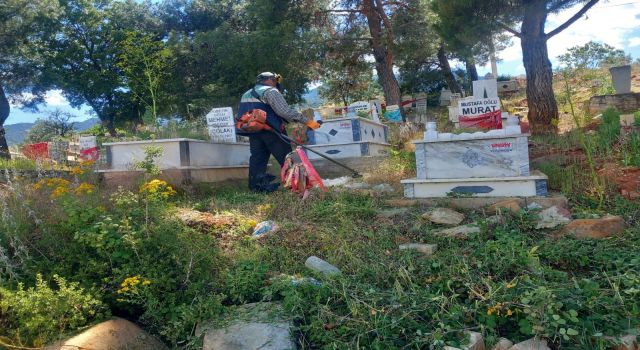 Karacasu'da mezarlıklar temizleniyor