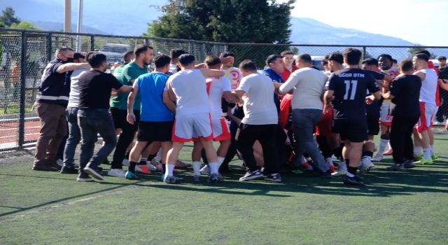 KARACASU'DA YUMRUKLAR VE KARTLAR HAVADA UÇUŞTU