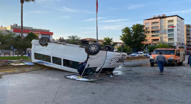 Nazilli'de İşçi Servisiyle Minibüs Çarpıştı: 3 Kişi Yaralandı
