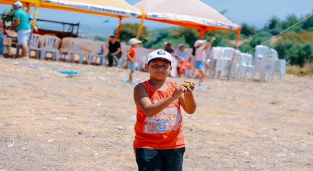 Akköy'de rengarenk uçurtmalar gökyüzünü süsledi