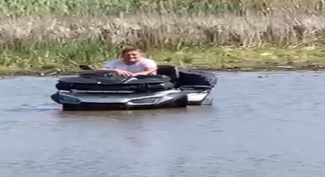 ATV ile girdiği gölde balçığa saplandı