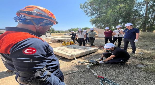 Aydın’da çevik kuvvet personeline deprem arama kurtarma eğitimi verildi