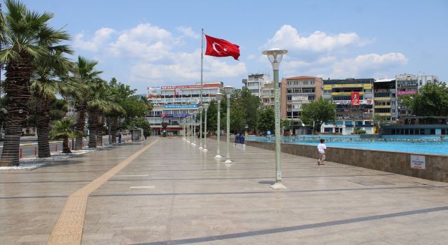 Bayramın ilk günü sıcak hava ile birlikte sokaklar boş kaldı