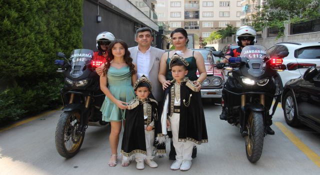 Hem teşkilat gururunu hem baba sevincini bir arada yaşadı