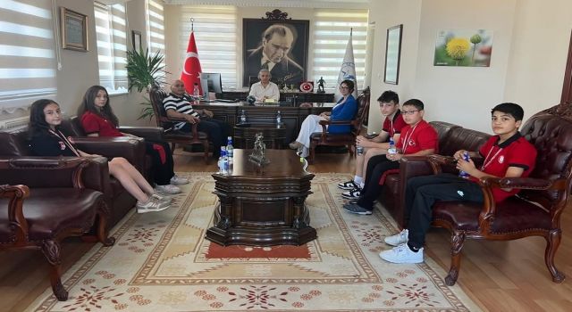 Kuşadası'nda başarılı sporcular Kaymakam Keklik ile görüştü