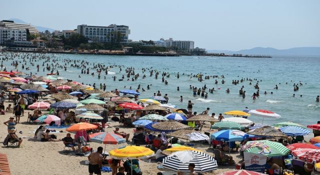Kuşadası'nda plajlarda bayram yoğunluğu