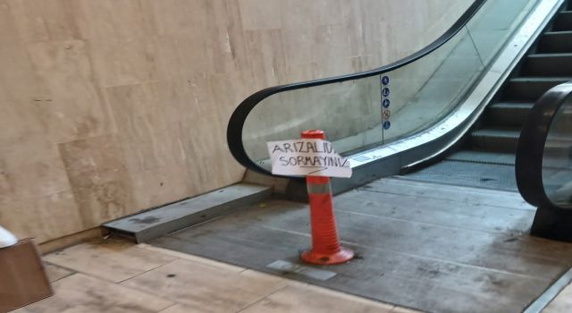 Nazilli'de Tamir Edilemeyen Yürüyen Merdiven Vatandaşları Zorluyor