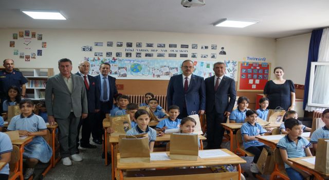 Öğrencilerin karnelerini Vali Canbolat verdi