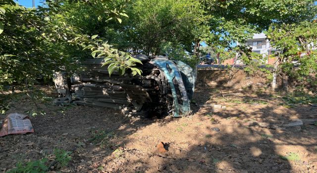 Otomobil yol kenarındaki tarlaya girip yan yattı: 4 yaralı