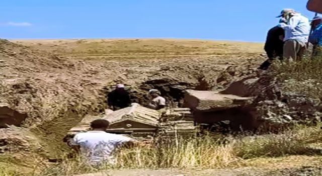 Tarlayı kazarak buldukları lahdi bırakıp kaçtılar