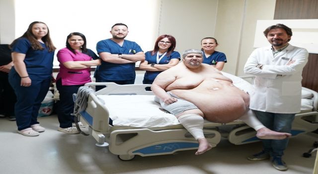 310 kiloluk hasta, sedyede geldiği hastaneden yürüyerek çıktı