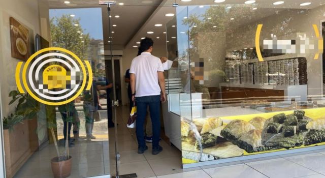 Fare görüntüleri ile gündeme gelen baklavacının ürünlerine el konuldu