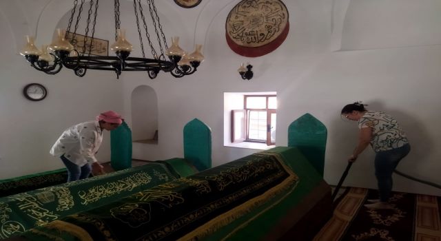 Karacasu’daki türbeler temizlendi