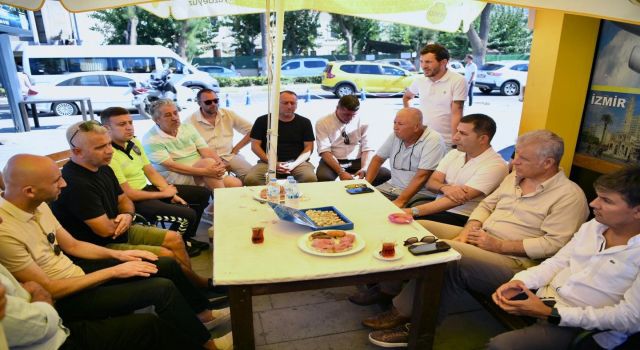 Kuşadası protokolünden arkadaşlarını kaybeden taksicilere taziye ziyareti