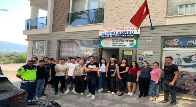 Kuyucak’ta 85 sürücü adayı trafik konusunda bilgilendirildi